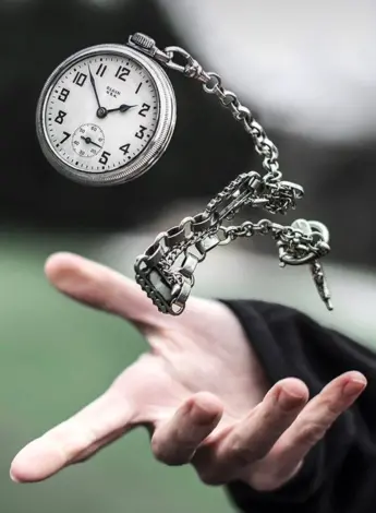 Карманные часы в руке