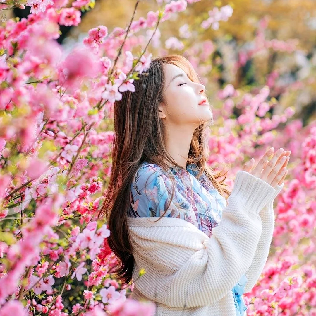 Кореянка с цветами