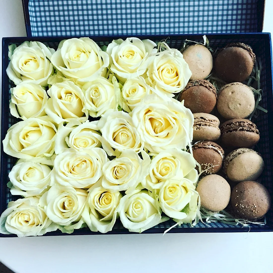 Коробка с орехами и цветами