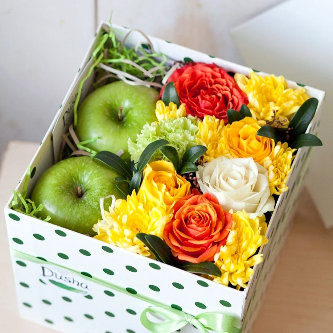 Коробка с цветами и фруктами