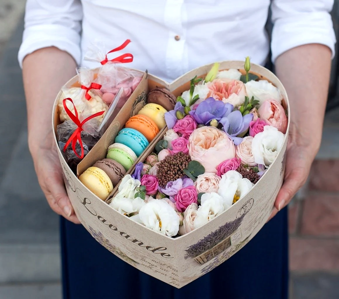 Коробка с цветами и сладостями