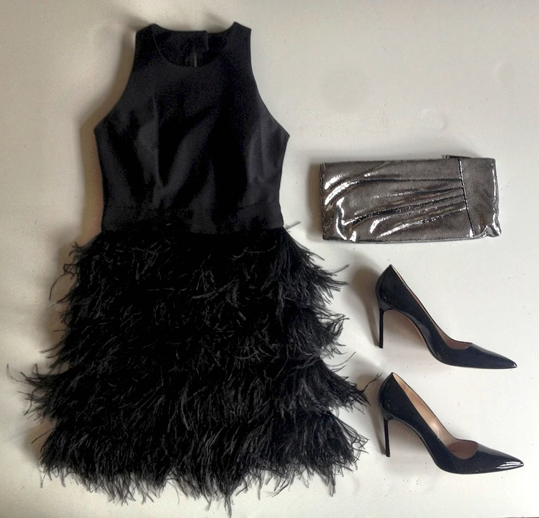 Короткое черное платье с перьями