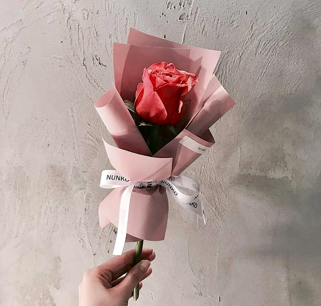 Красивая упаковка одной розы