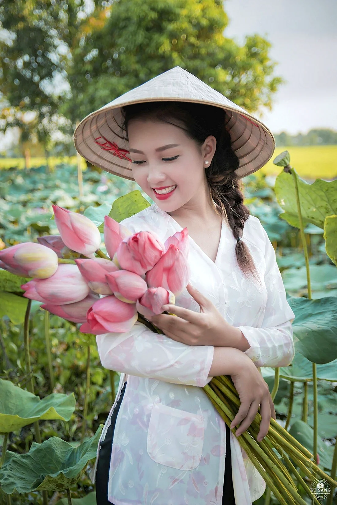 Красивая вьетнамка с цветами