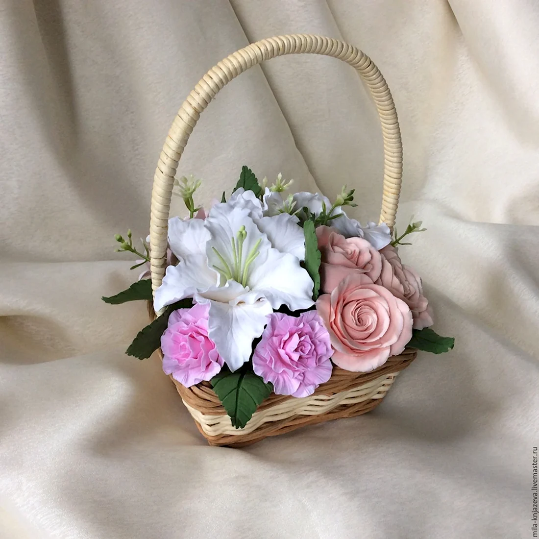 Маленькая корзинка с цветами