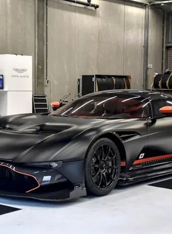 Машина Aston Martin Vulcan