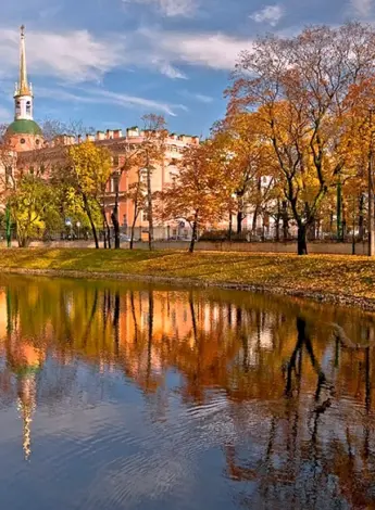 Михайловский инженерный замок в Санкт-Петербурге осень