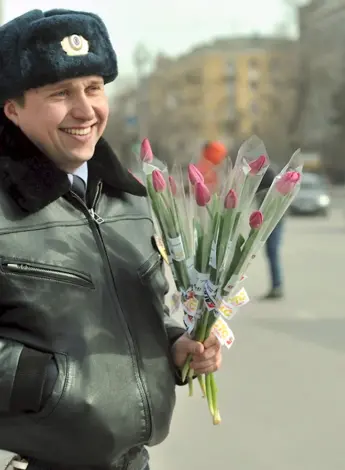 Милиционер с цветами