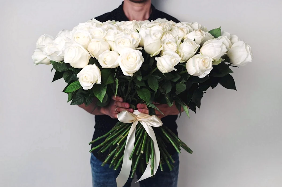 Мужчина с белыми розами