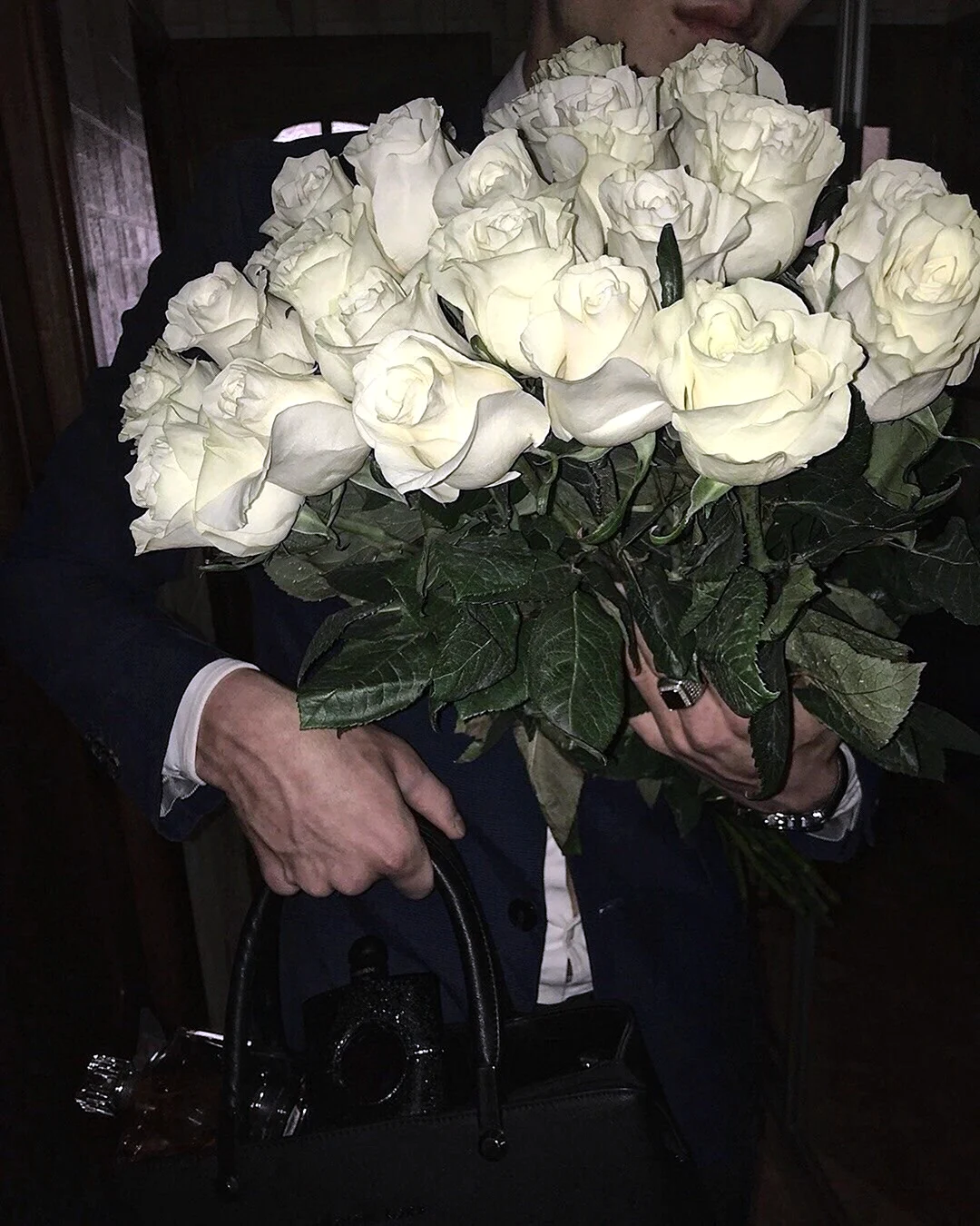 Мужчина с белыми розами