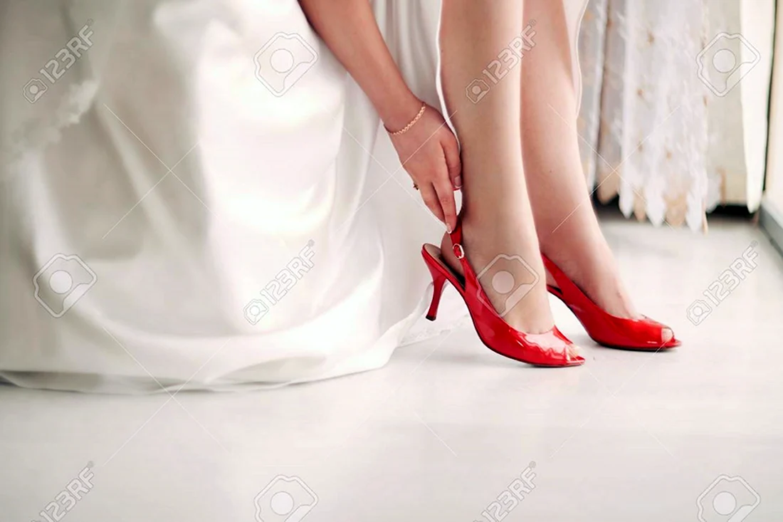 Невесты в красных туфлях и брюках