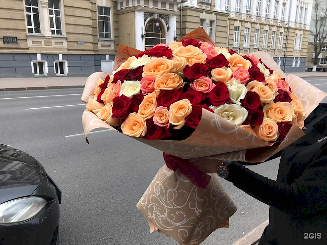 Огромный букет цветов в руках