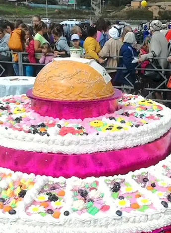Огромный торт