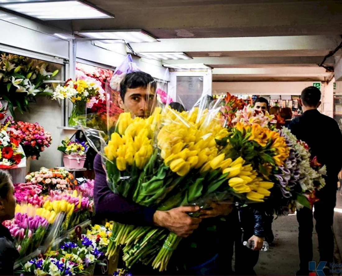 Парень продает цветы
