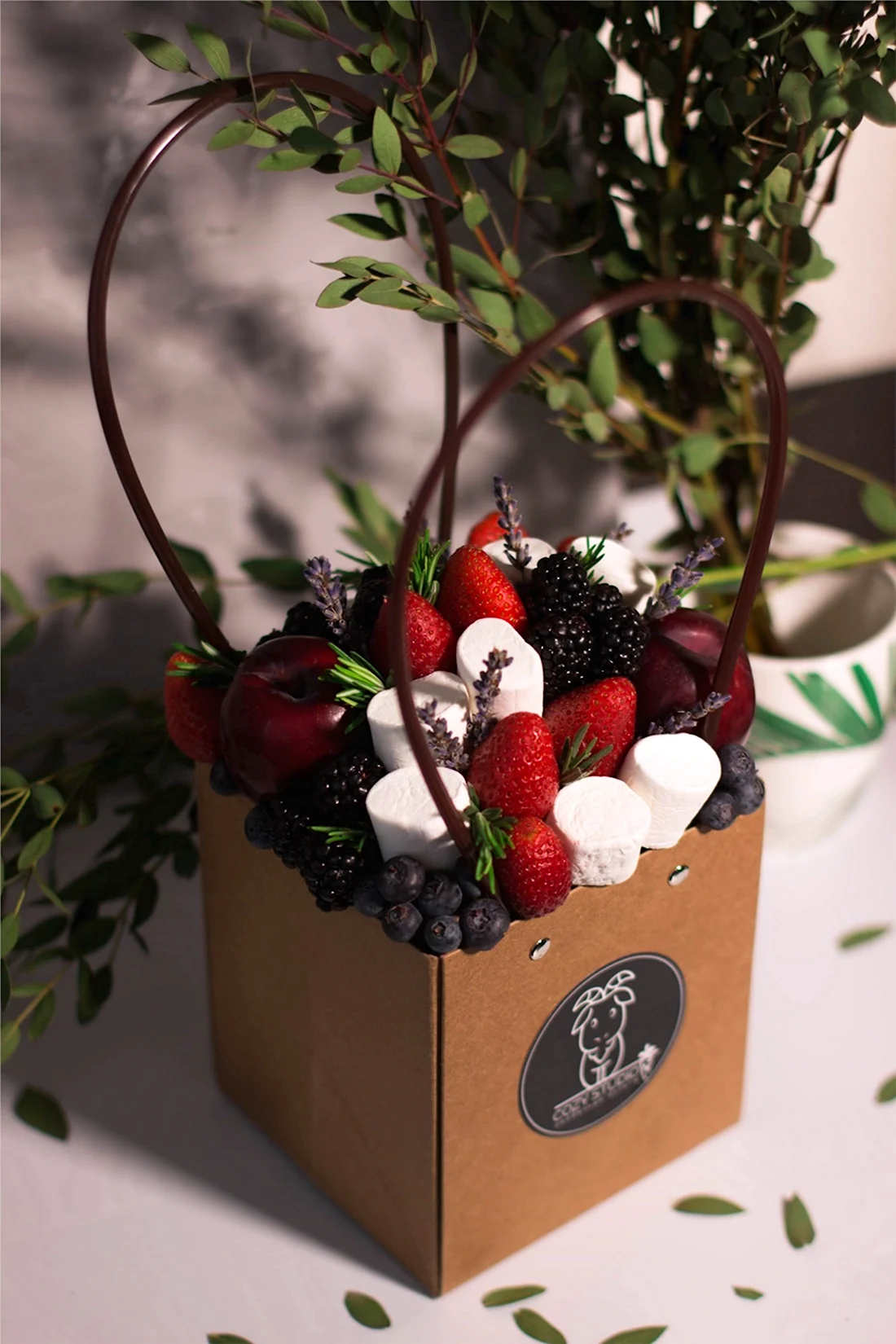 Подарочная коробка с фруктами и цветами