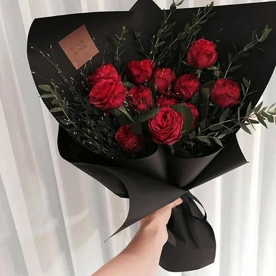 Розы в черной упаковке