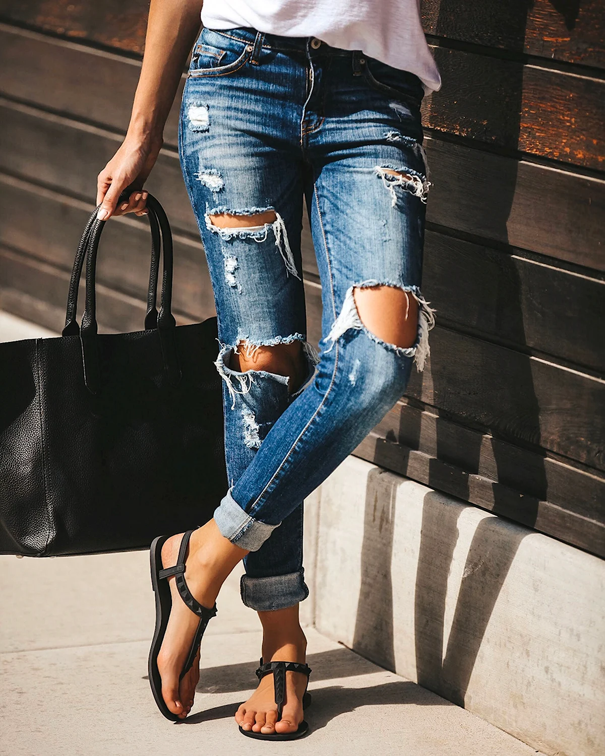 Рваные джинсы женские