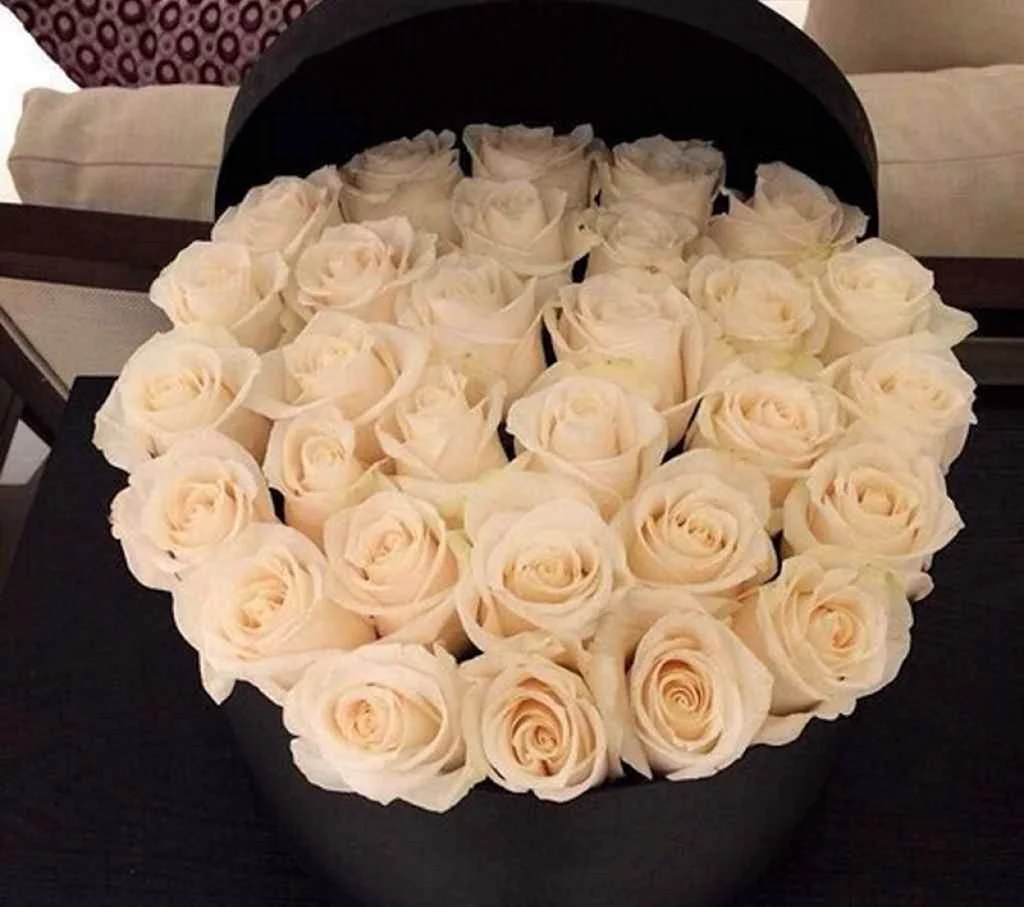 Шикарный букет белых роз в коробке