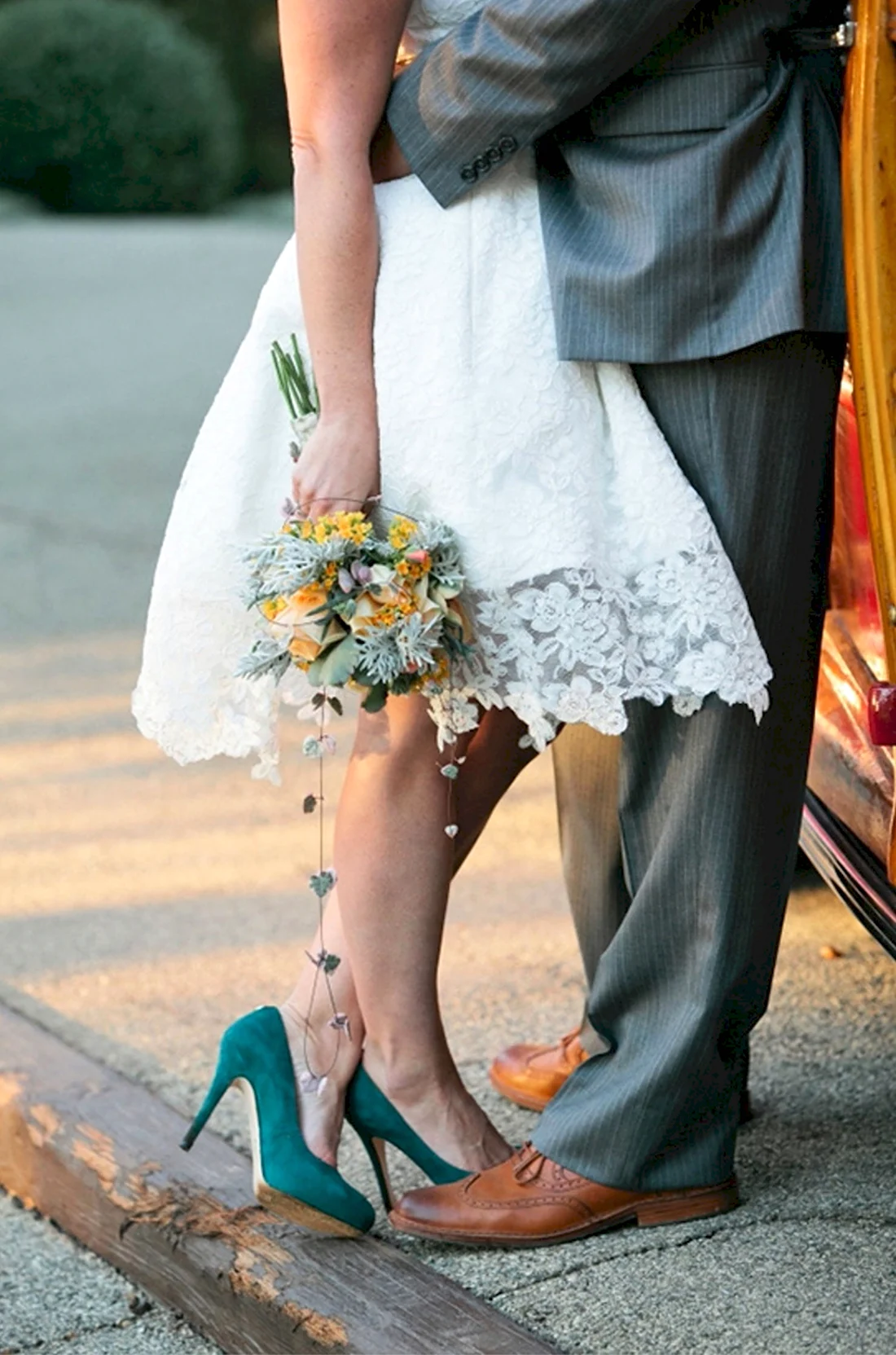 Свадебное платье с яркими туфлями