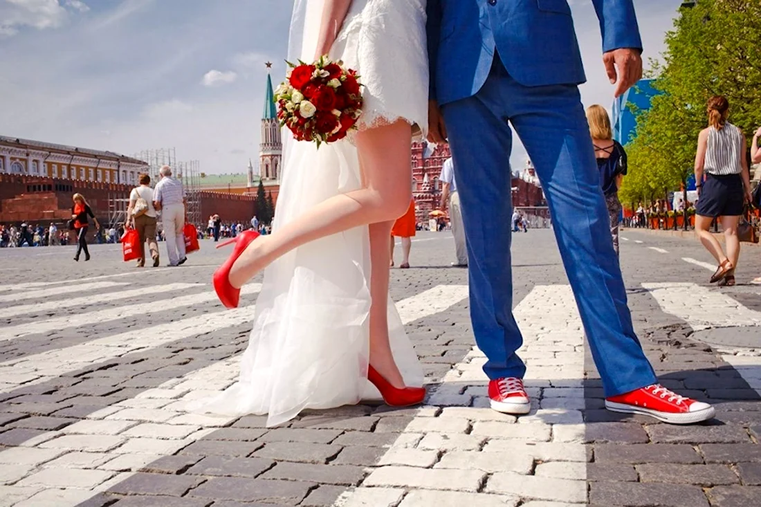 Свадебное платье с красными туфлями