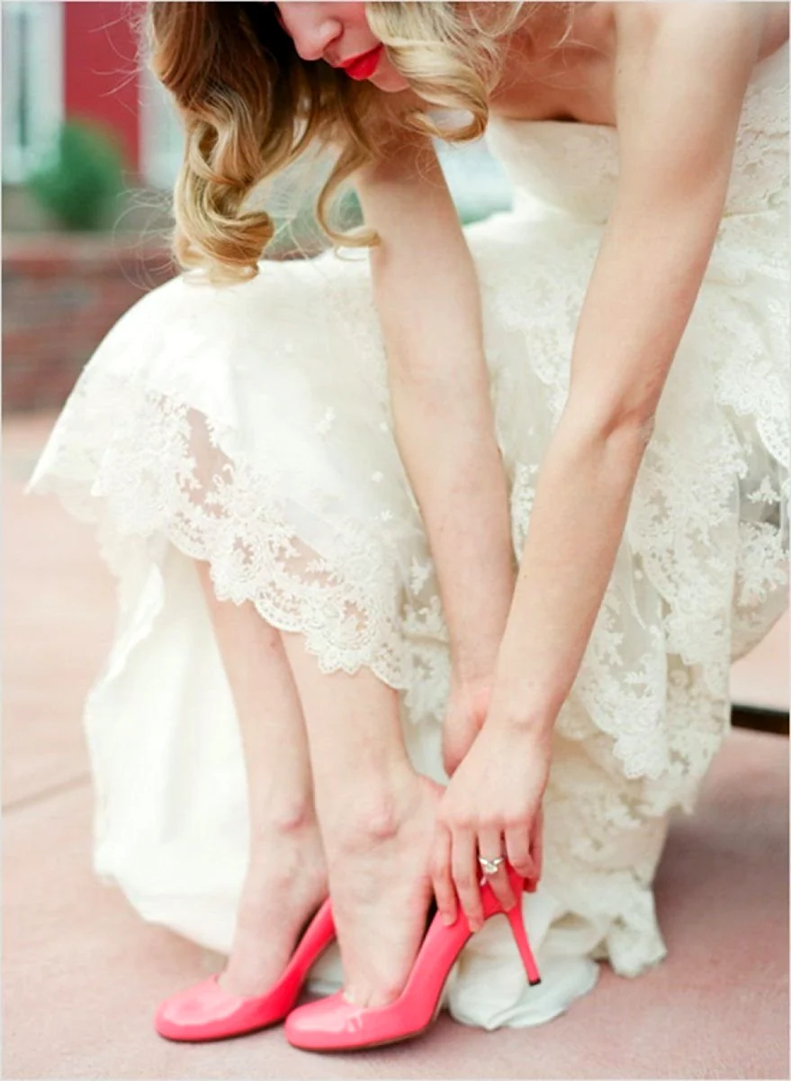 Свадебное платье с розовыми туфлями