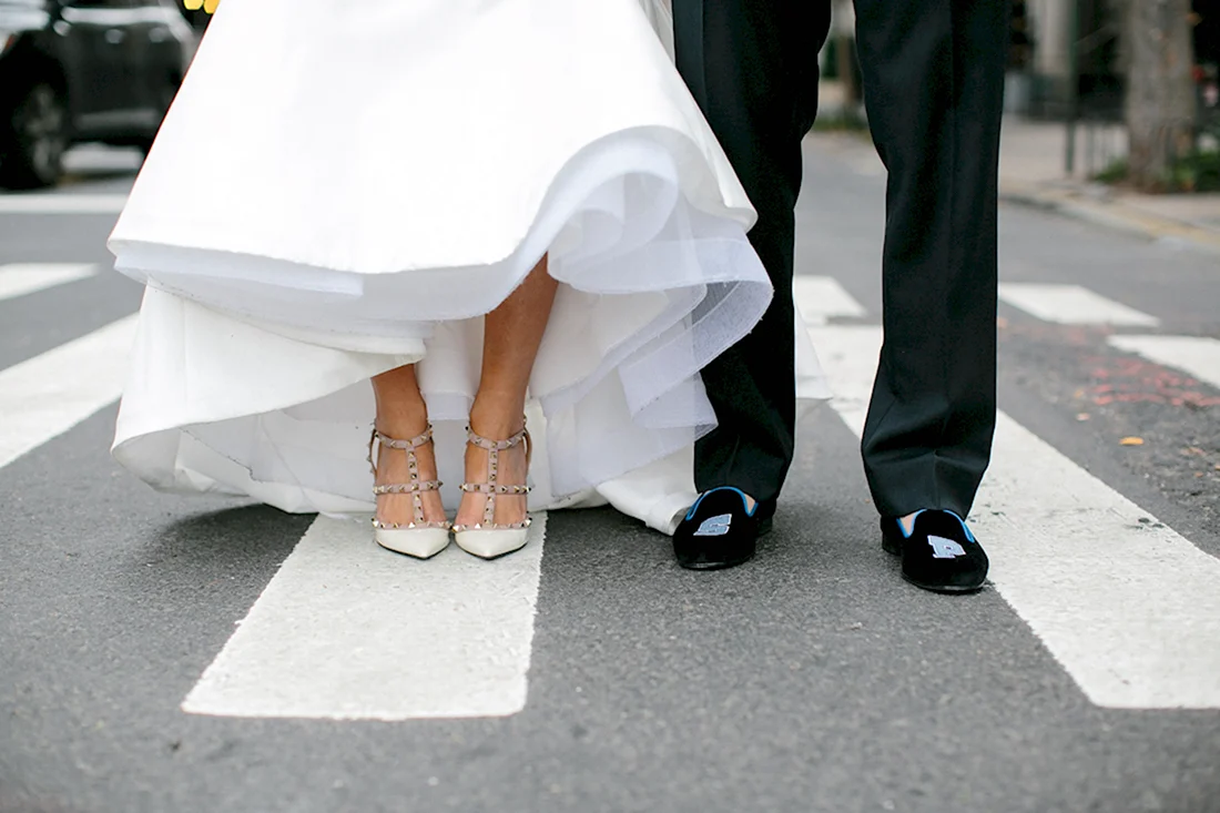 Свадебное платье видно туфли