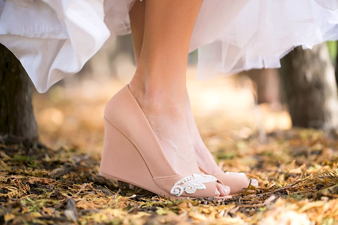 Свадебные туфли для невесты бежевые на танкетке