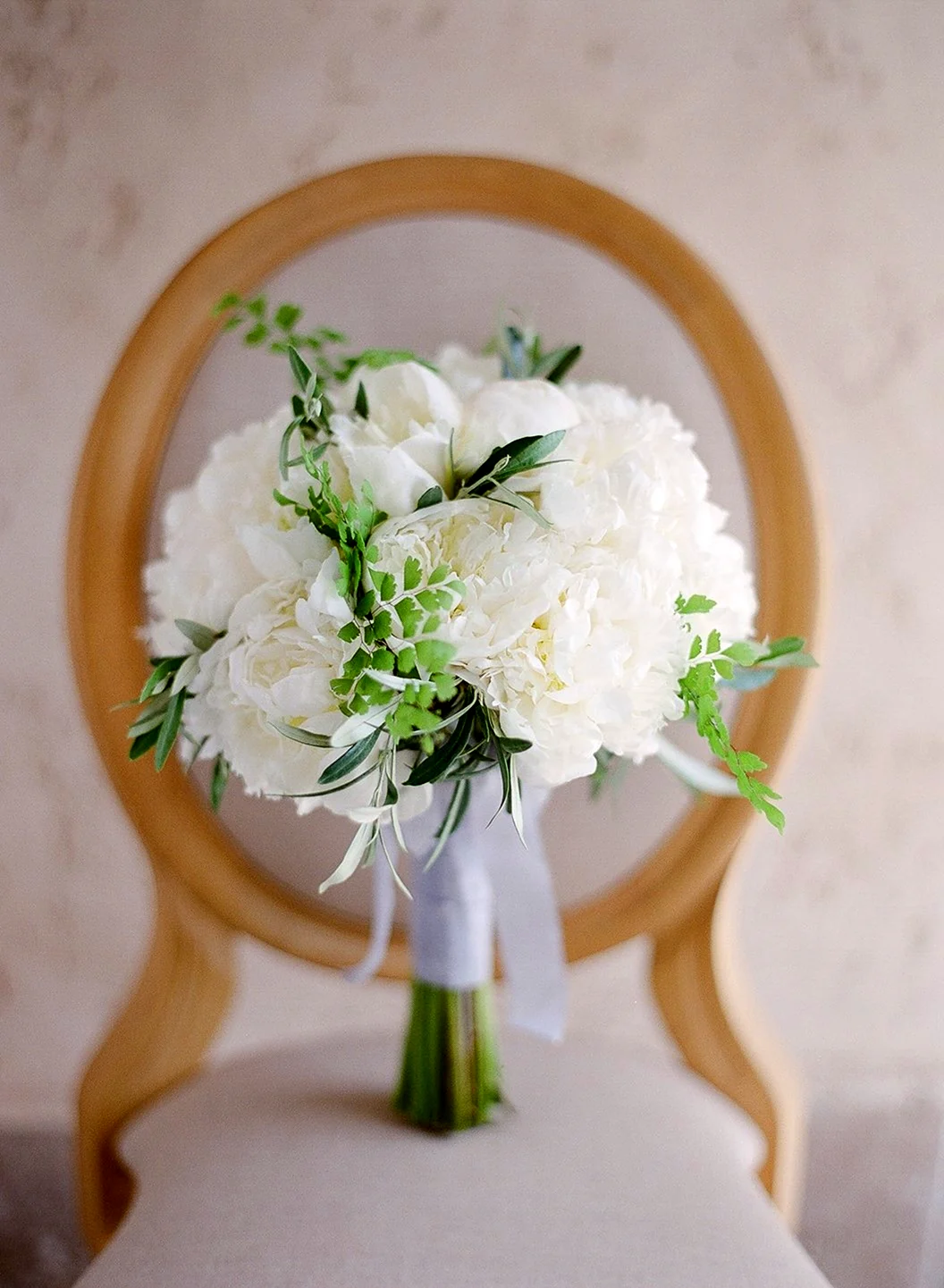 Свадебный букет из белых цветов с зеленью