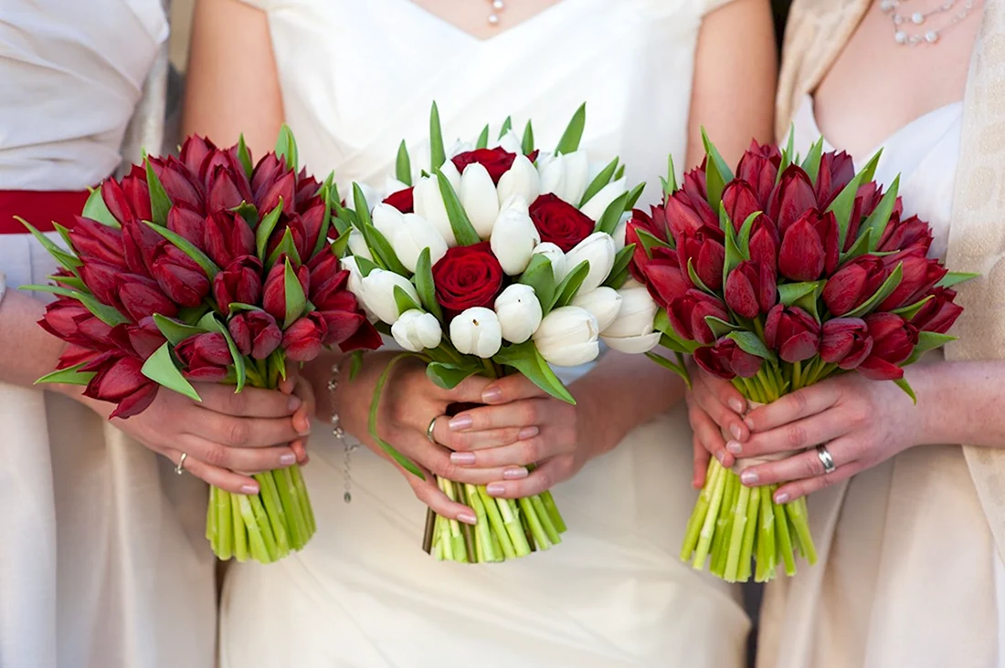 Свадебный букет из красных тюльпанов