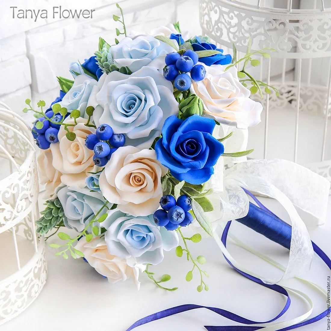 Свадебный букет из синих и белых цветов