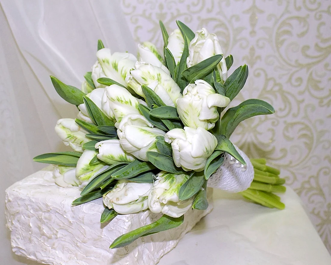 Свадебный букет из тюльпанов белых пионовидных