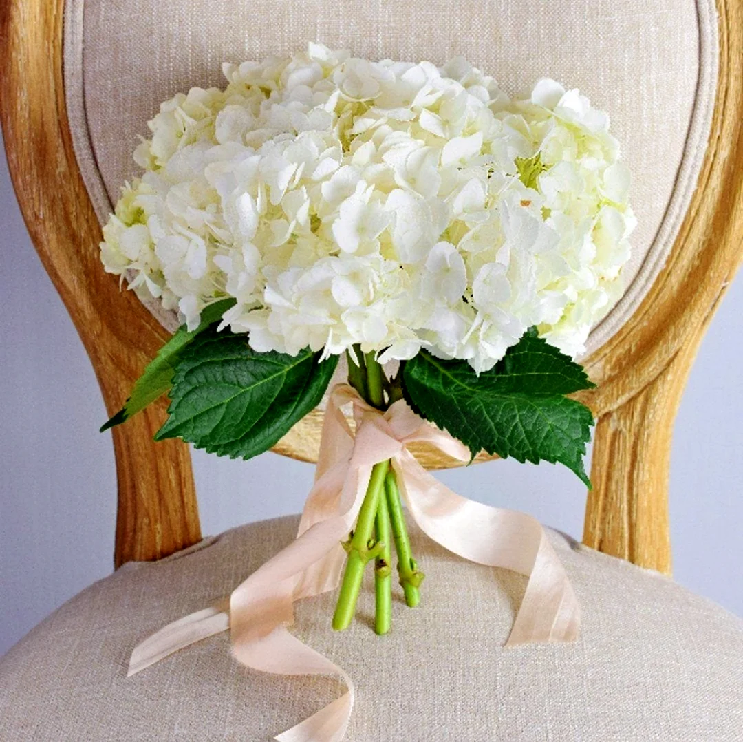 Свадебный букет с гортензией белой