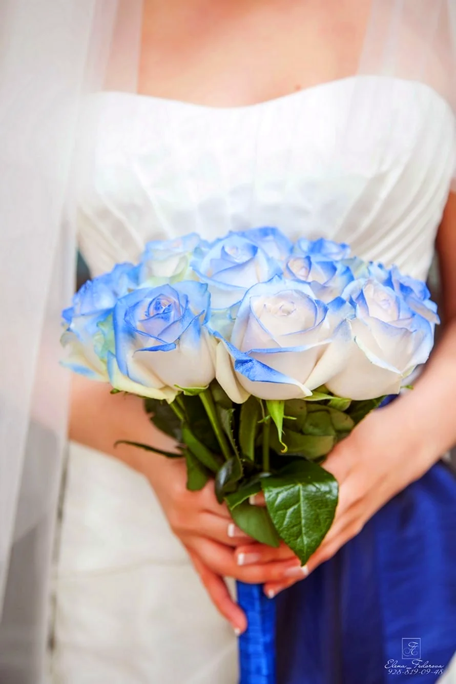 Свадебный букет с синими розами