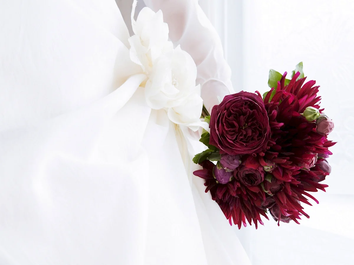 Свадебный фон в бордовом цвете