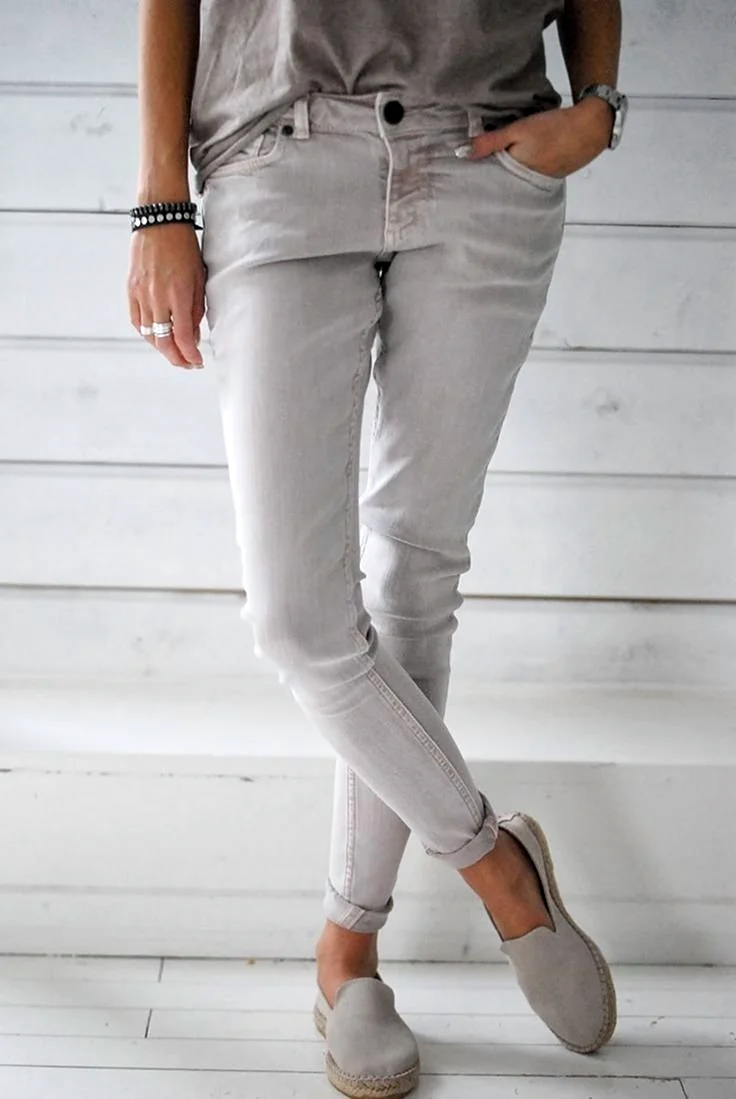 Светло серые белые джинсы