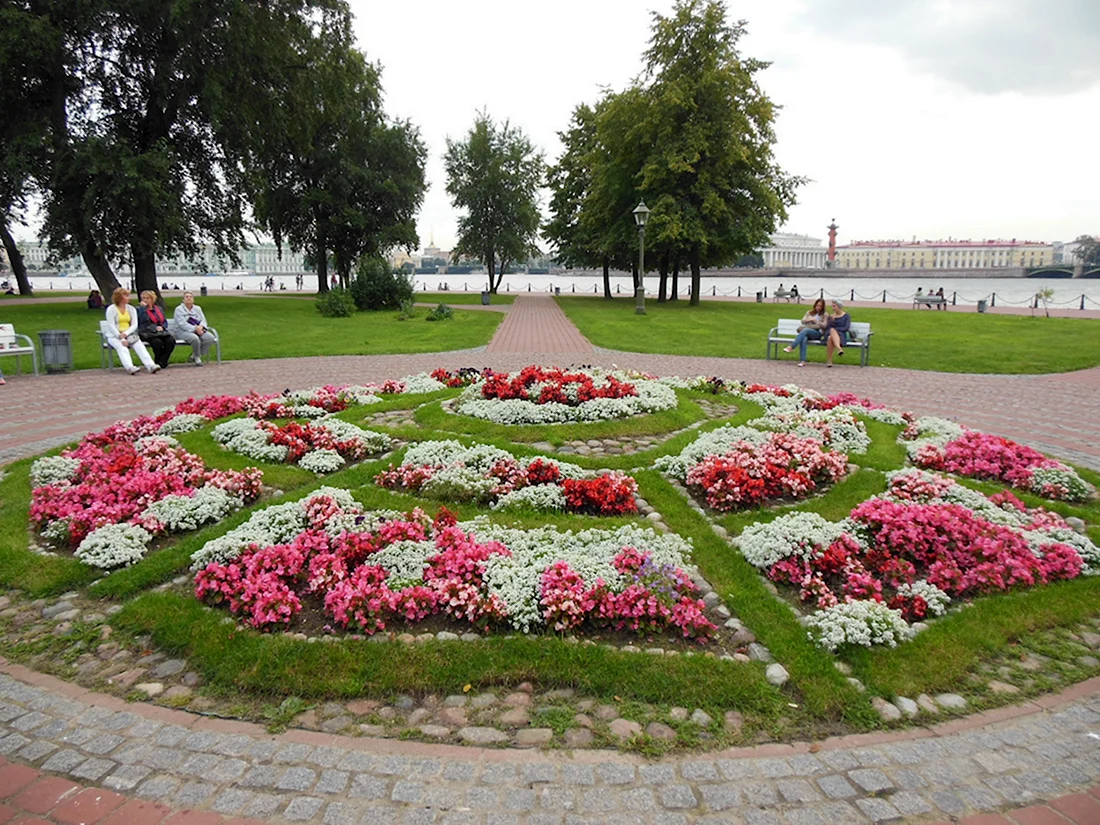 Цветник в парке Санкт Петербурга