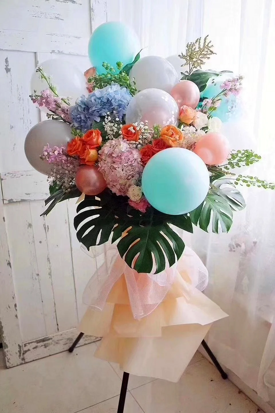 Цветочные композиции с воздушными шарами