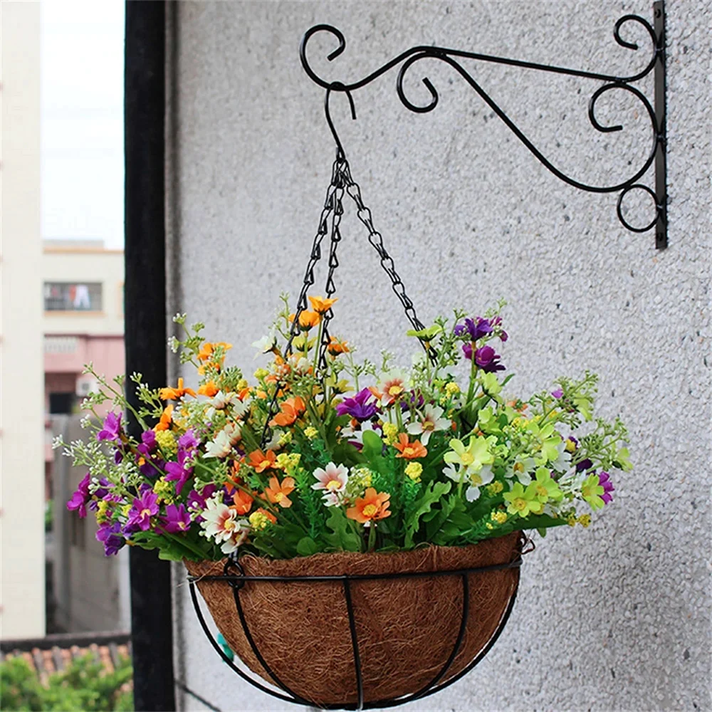 Цветы в кашпо на балконе
