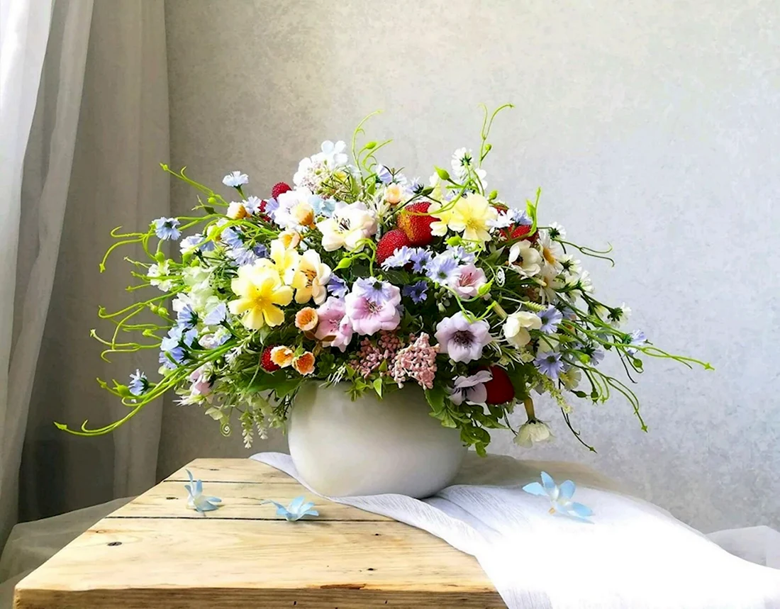 Цветы в вазе композиция