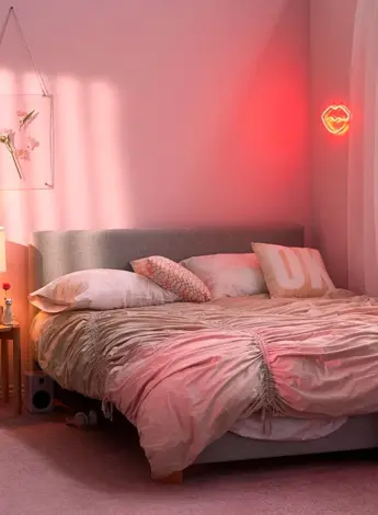Уютная комната в розовых тонах