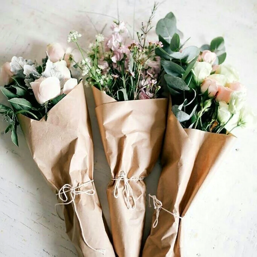 Упаковка цветов в крафтовую бумагу