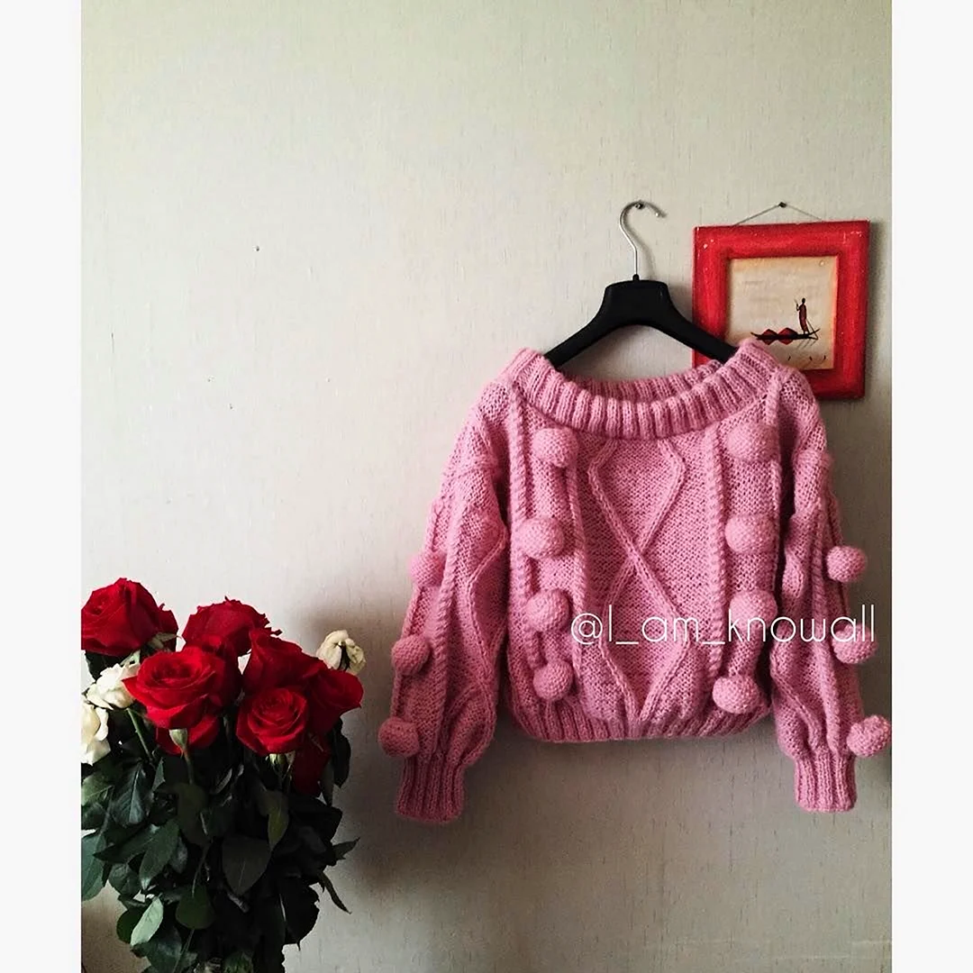 Вязаный розовый свитер с шишечками