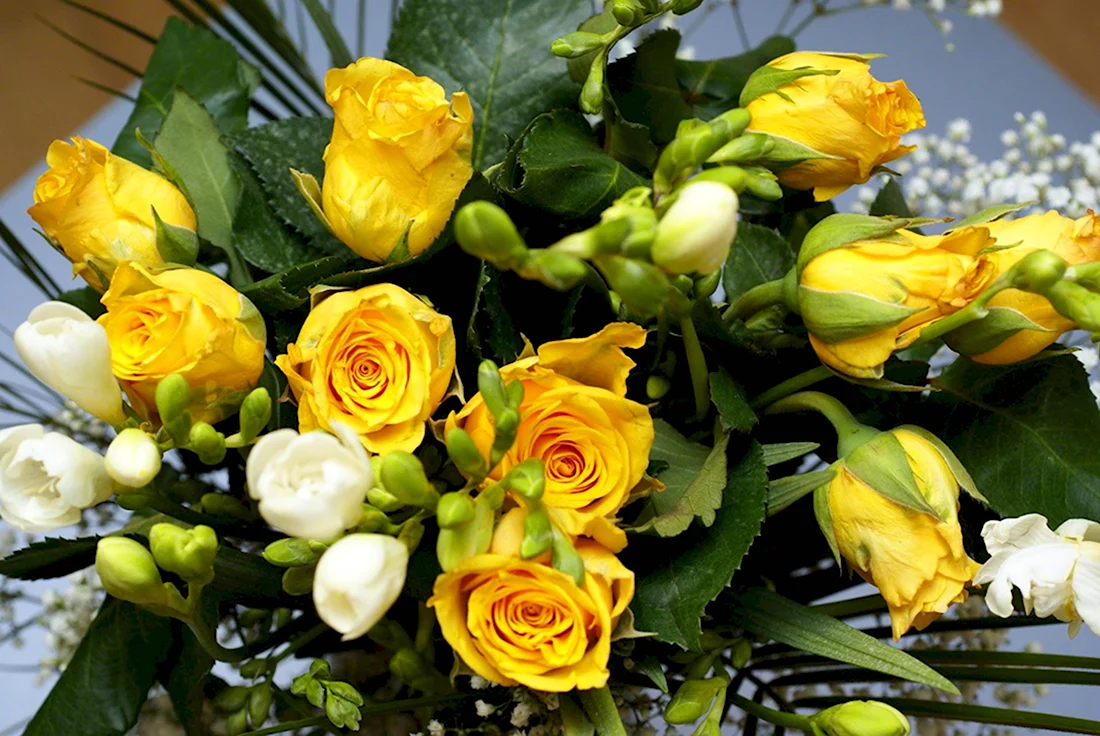 Жёлтые розы зимний букет