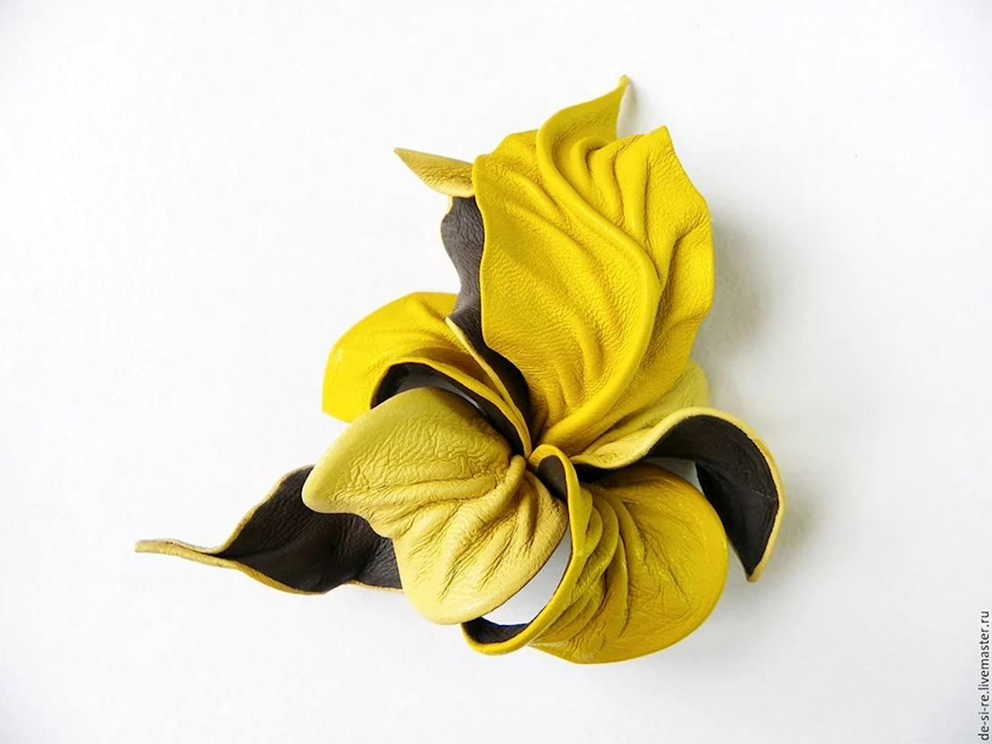 Желтый цветок из кожи брошь