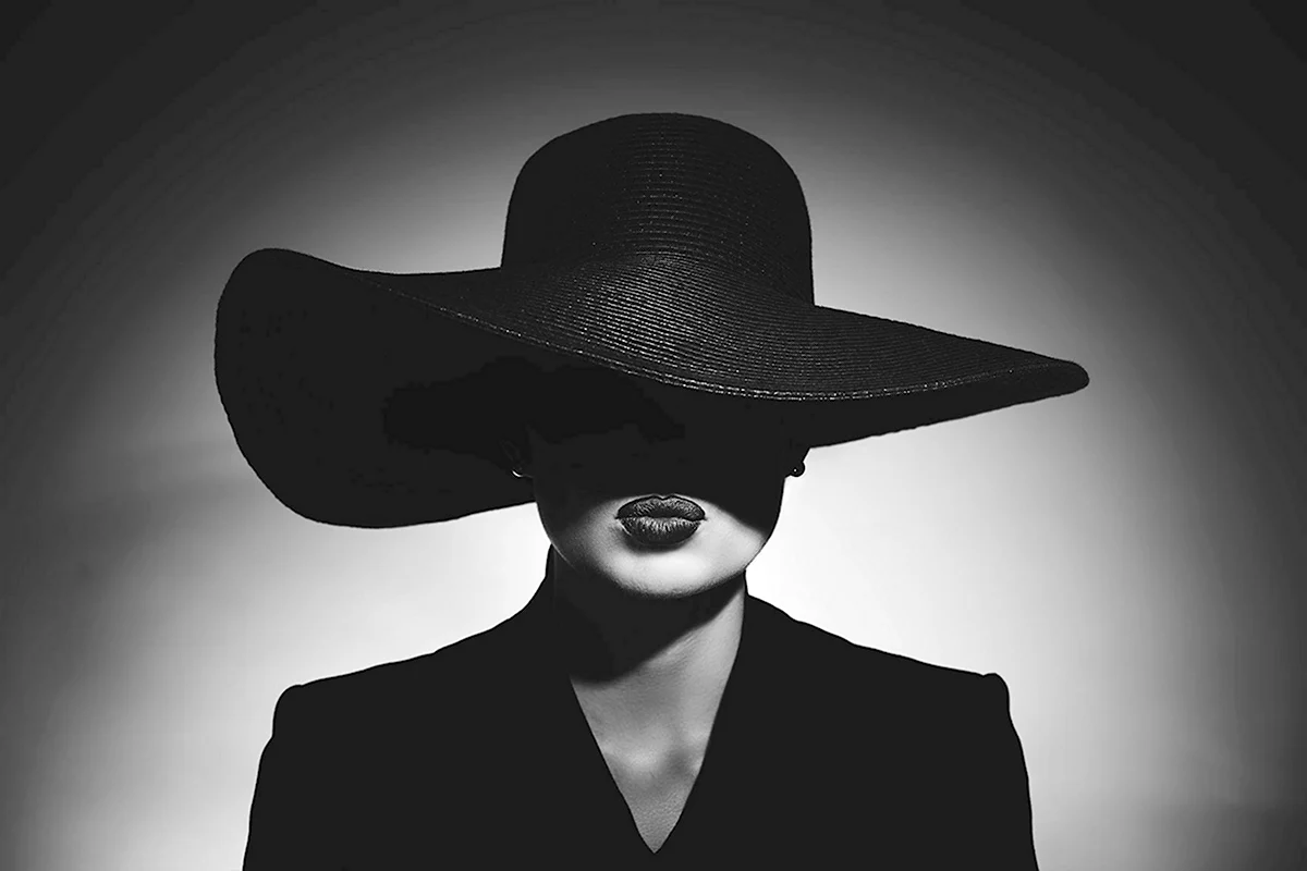 Женщина в шляпе черно белое фото