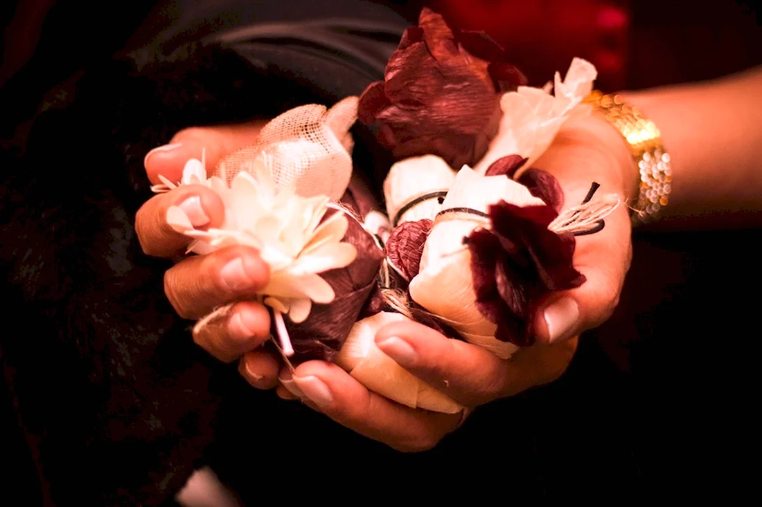 Женские руки с цветами