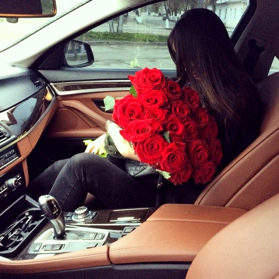 Жевкшкп с цветами в машине
