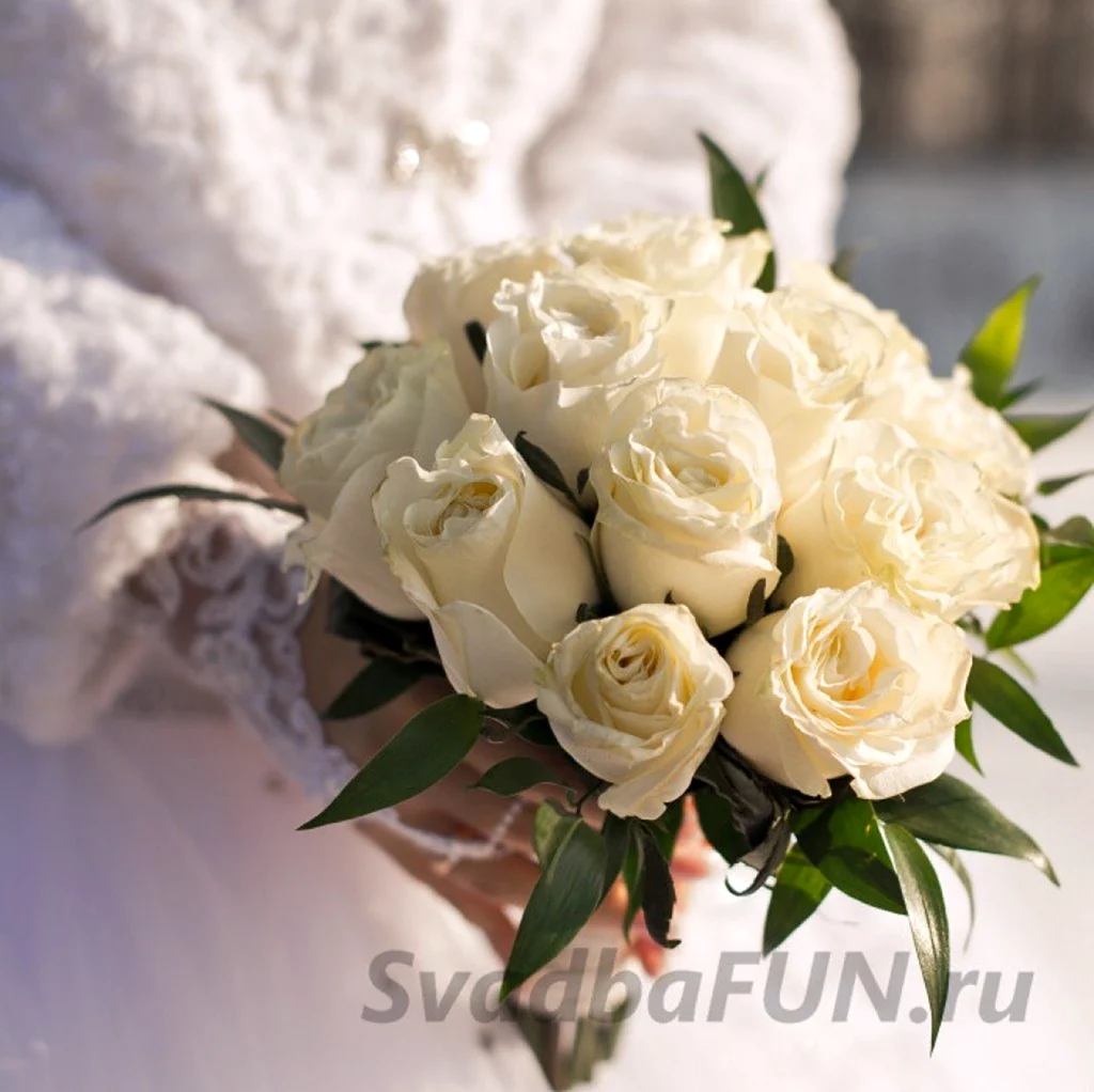 Зимний букет невесты из белых роз