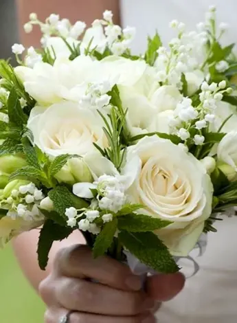 Букет невесты розы эустома гипсофила
