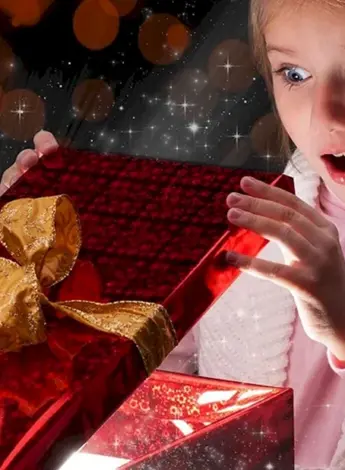 Девочка открывает подарок